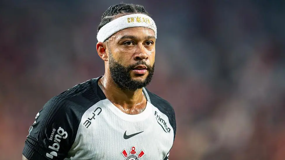Depay Accuses Corinthians of Breaking Contract Agreement