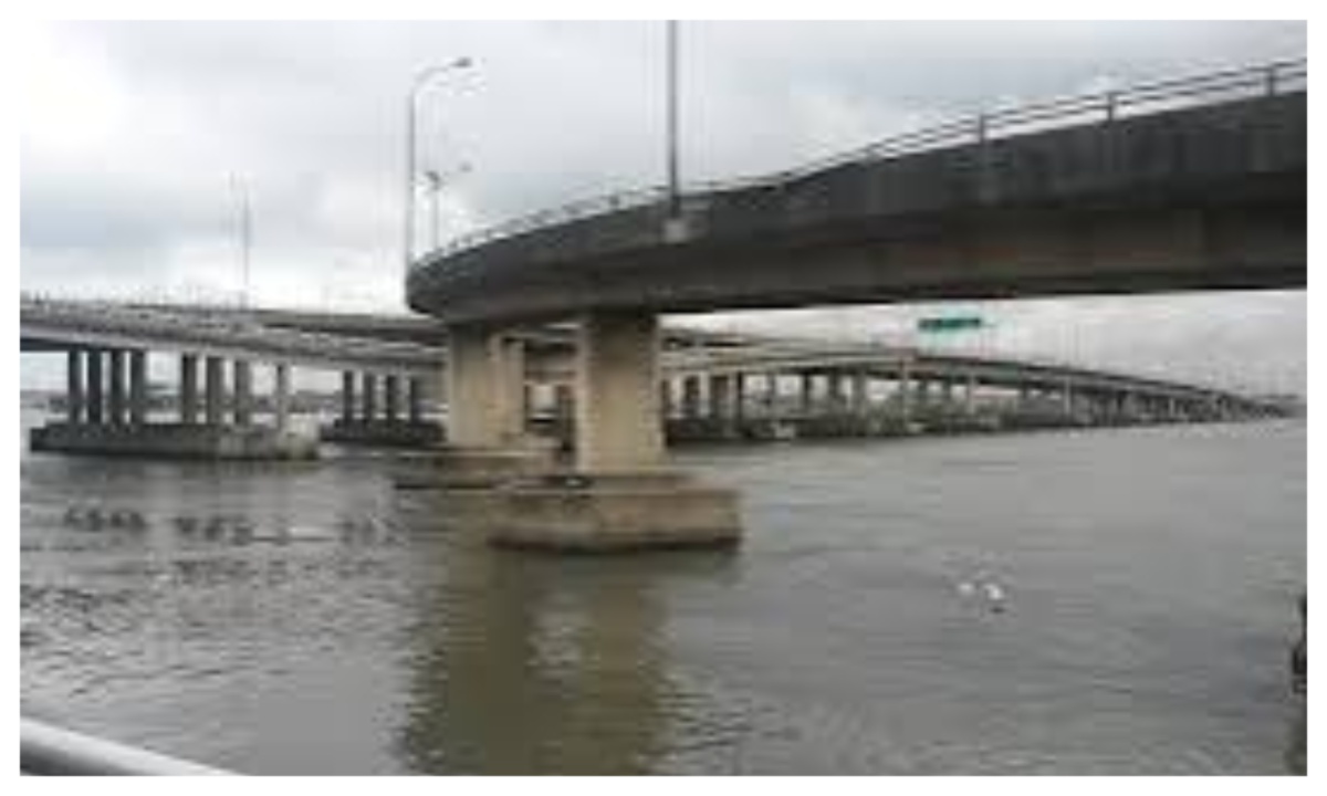 Woman rescued after allegedly jumping into Lagos lagoon from Carter Bridge