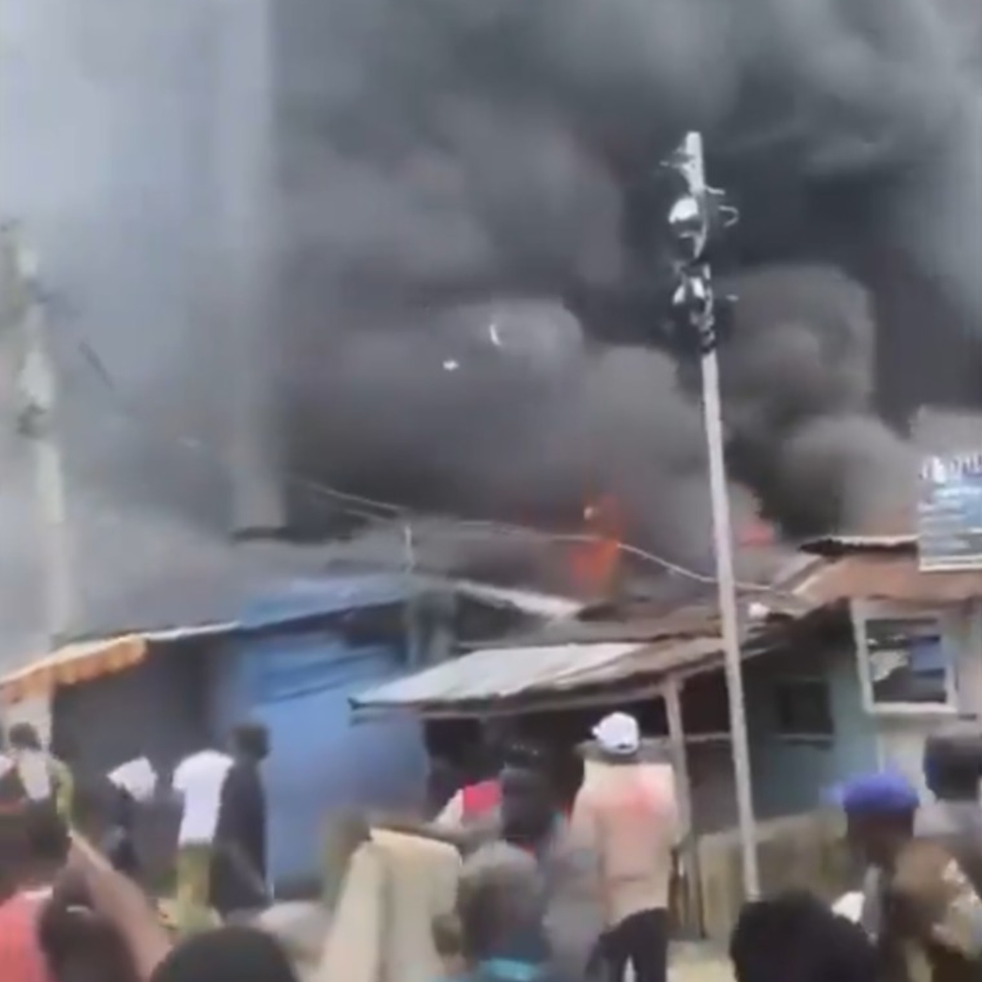 Fire outbreak hits buildings in Abule-Oja Lagos [VIDEO]