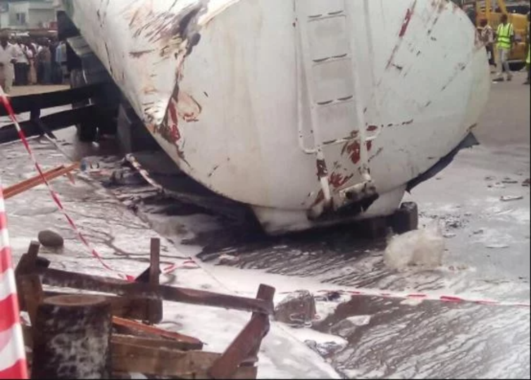 Residents scoop diesel after tanker accident in Kaduna