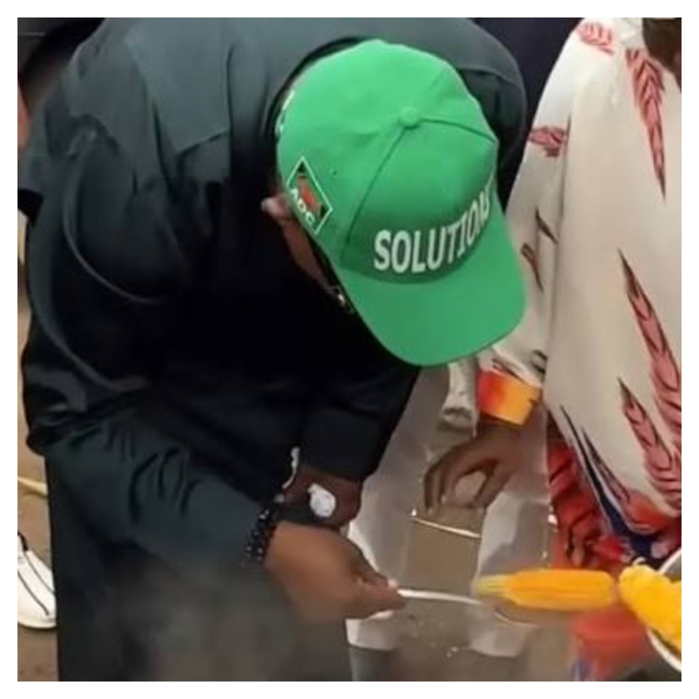 Oyo ADC guber candidate under fire for sharing corn to supporters [VIDEO]