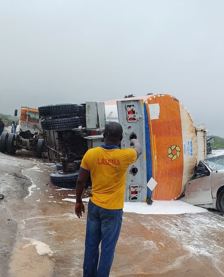 45,000-litre fuel tanker overturns in Lagos