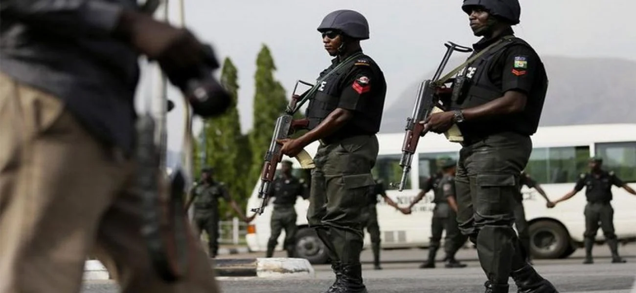 Police raid criminal hotspots, arrest 21 suspected thugs, recover weapons in Niger