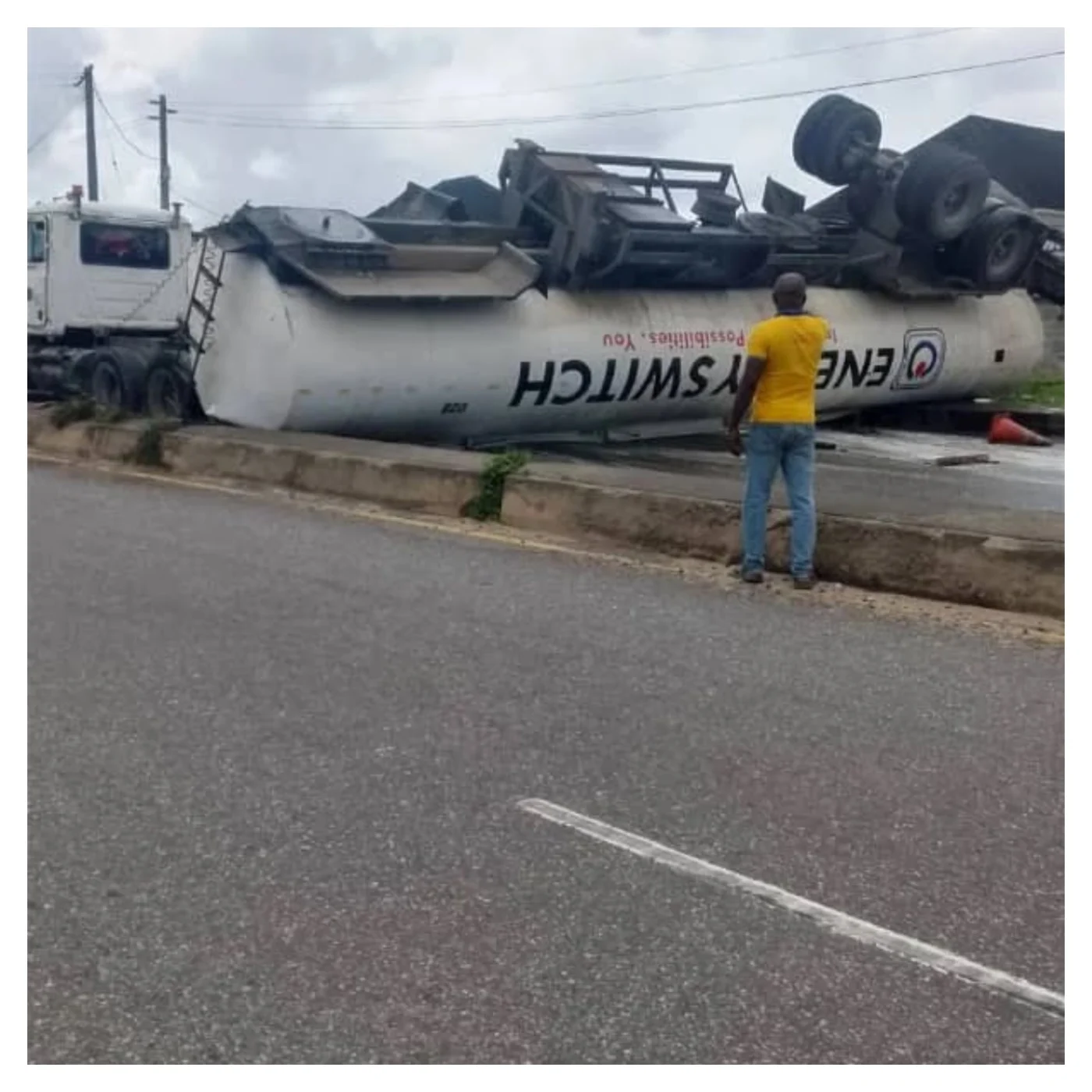 45,000-litre fuel tanker overturns in Lagos