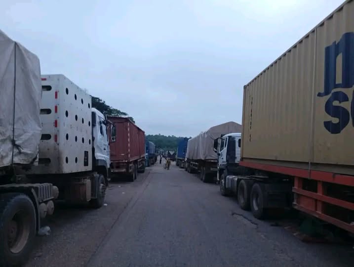 Another gridlock hits Ifaki-Ayegbaju road as fallen tanker blocks traffic