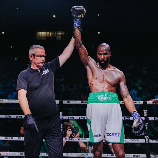 Ex-BBNaija star Mike Edwards challenges Carter Efe to boxing match